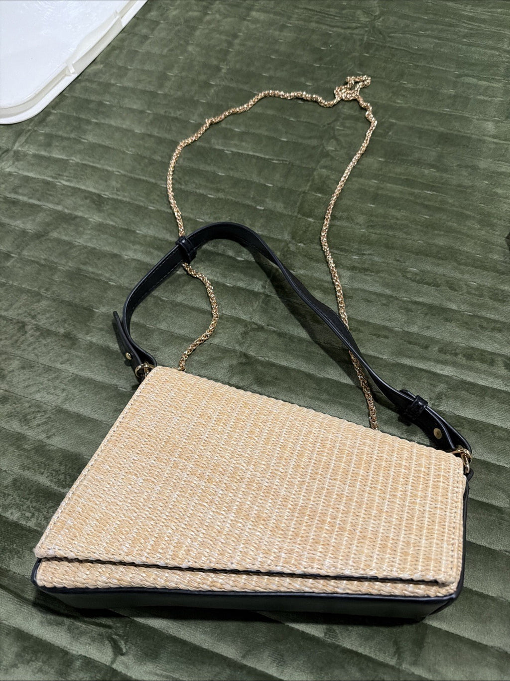 Urban Woven Straw and Black Leather Shoulder Bag with Chain Strap