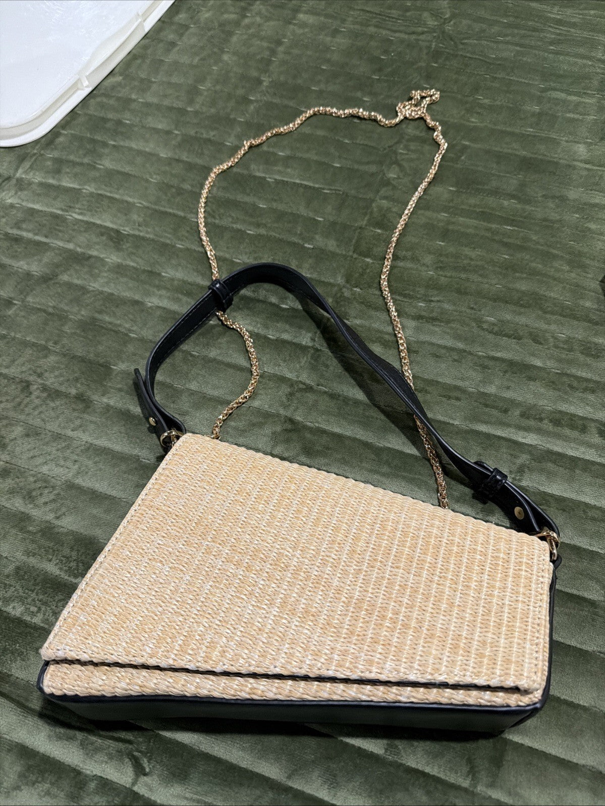 Urban Woven Straw and Black Leather Shoulder Bag with Chain Strap