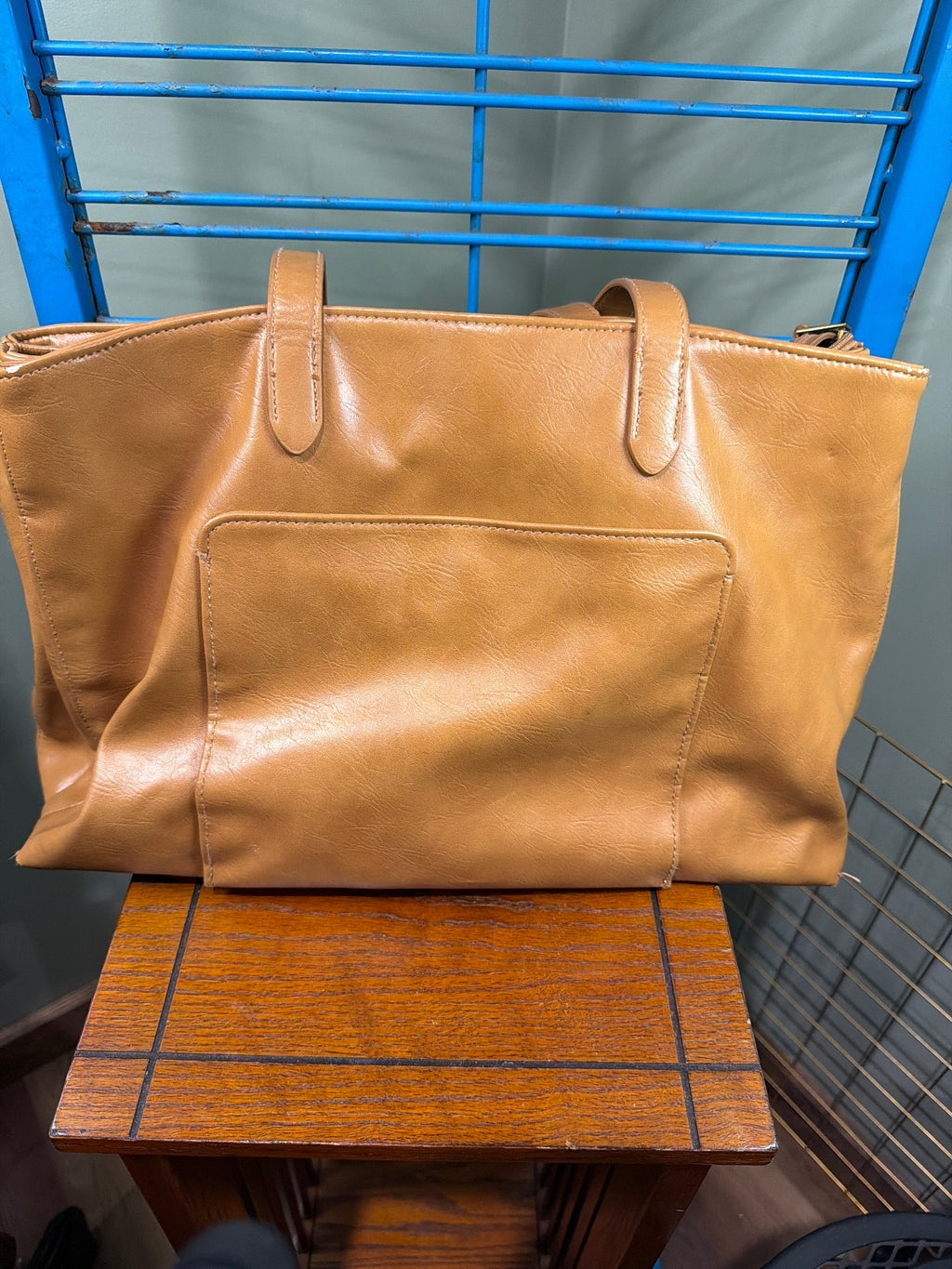 Large Tan Leather Tote Bag with Multiple Compartments
