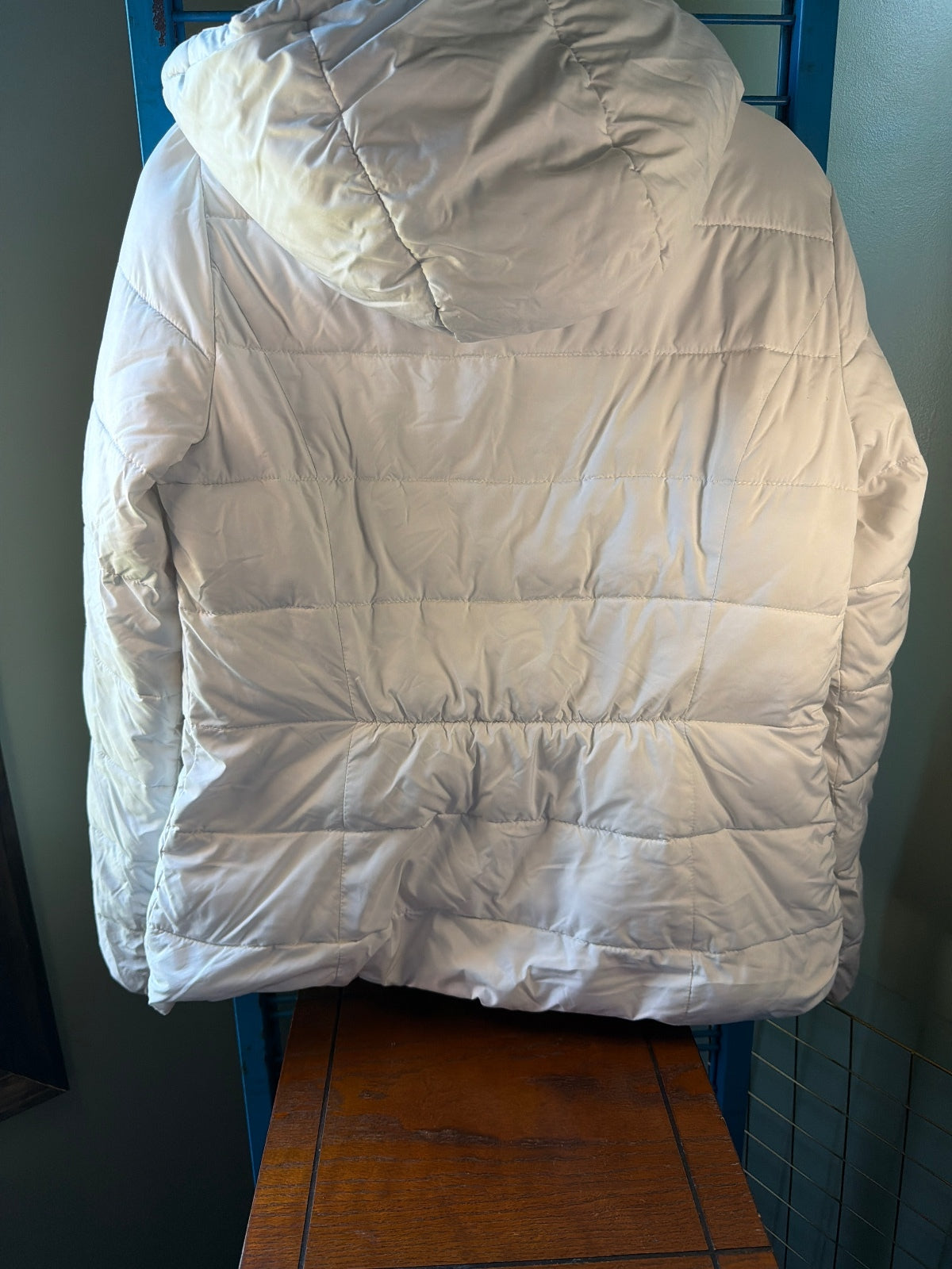 Hollister Women's White Quilted Puffer Jacket with Hood, Size M
