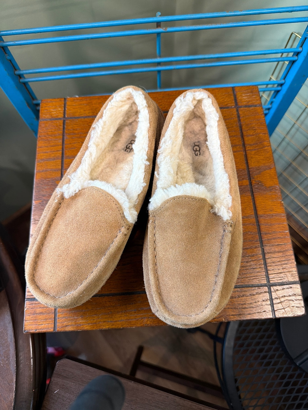 UGG Women's Cozy Suede Slip-On Slippers with Shearling Lining Size 4