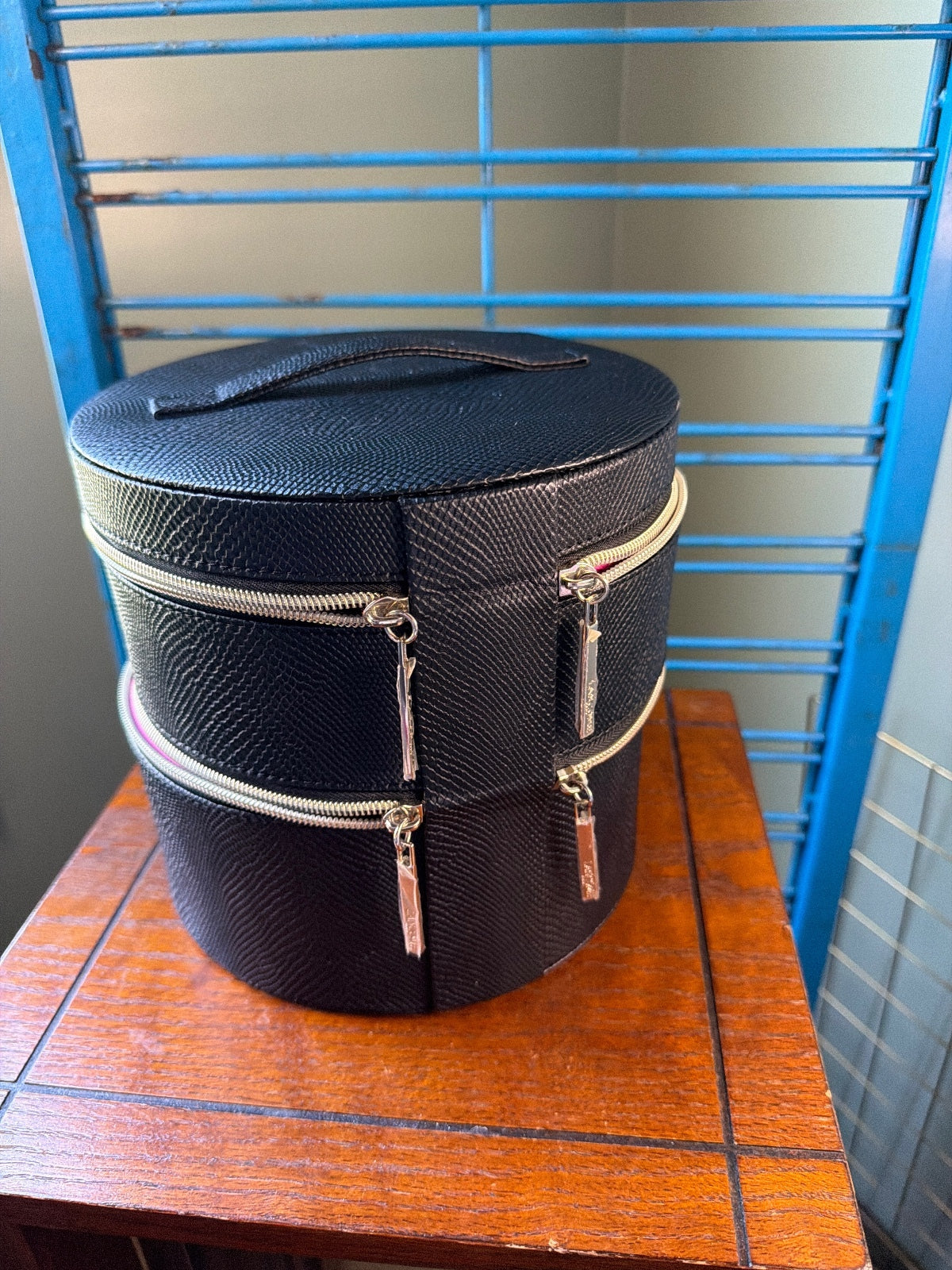 Lancôme Black Textured Round Cosmetic Case with Pink Interior and Mirror