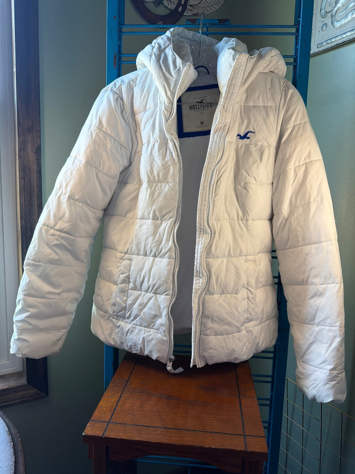 Hollister Women's White Quilted Puffer Jacket with Hood, Size M