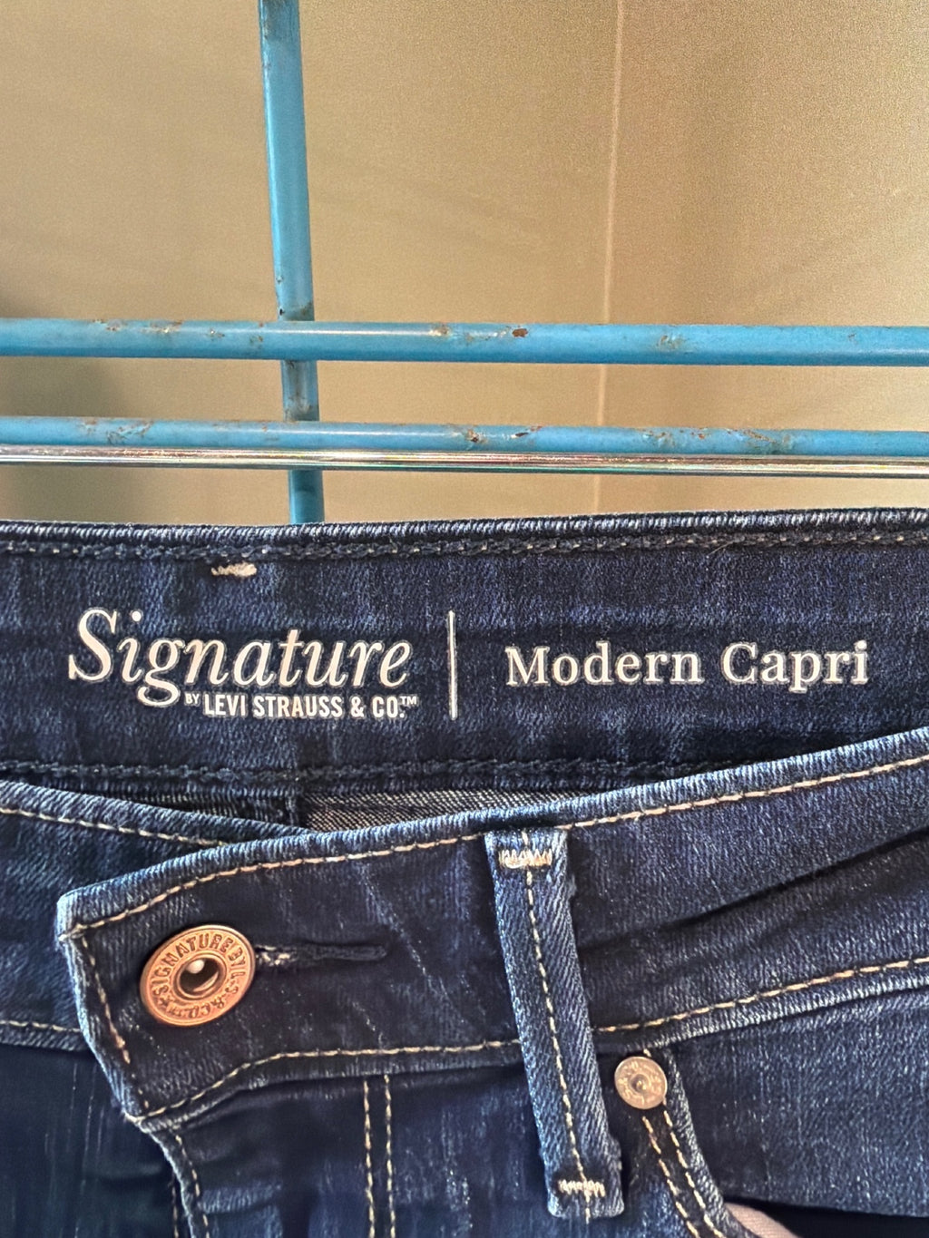 Signature Modern Capri Jeans by Levi Strauss & Co. in Dark Blue Denim, Size W30