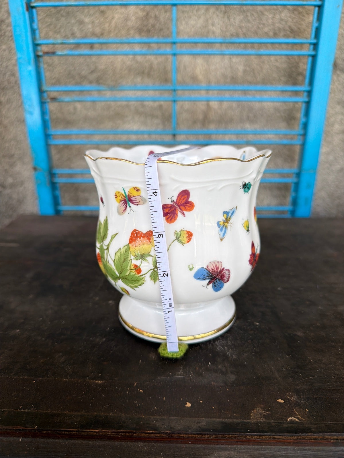 Vintage Lenwile Ardalt porcelain vase or cachepot featuring a hand-painted motif