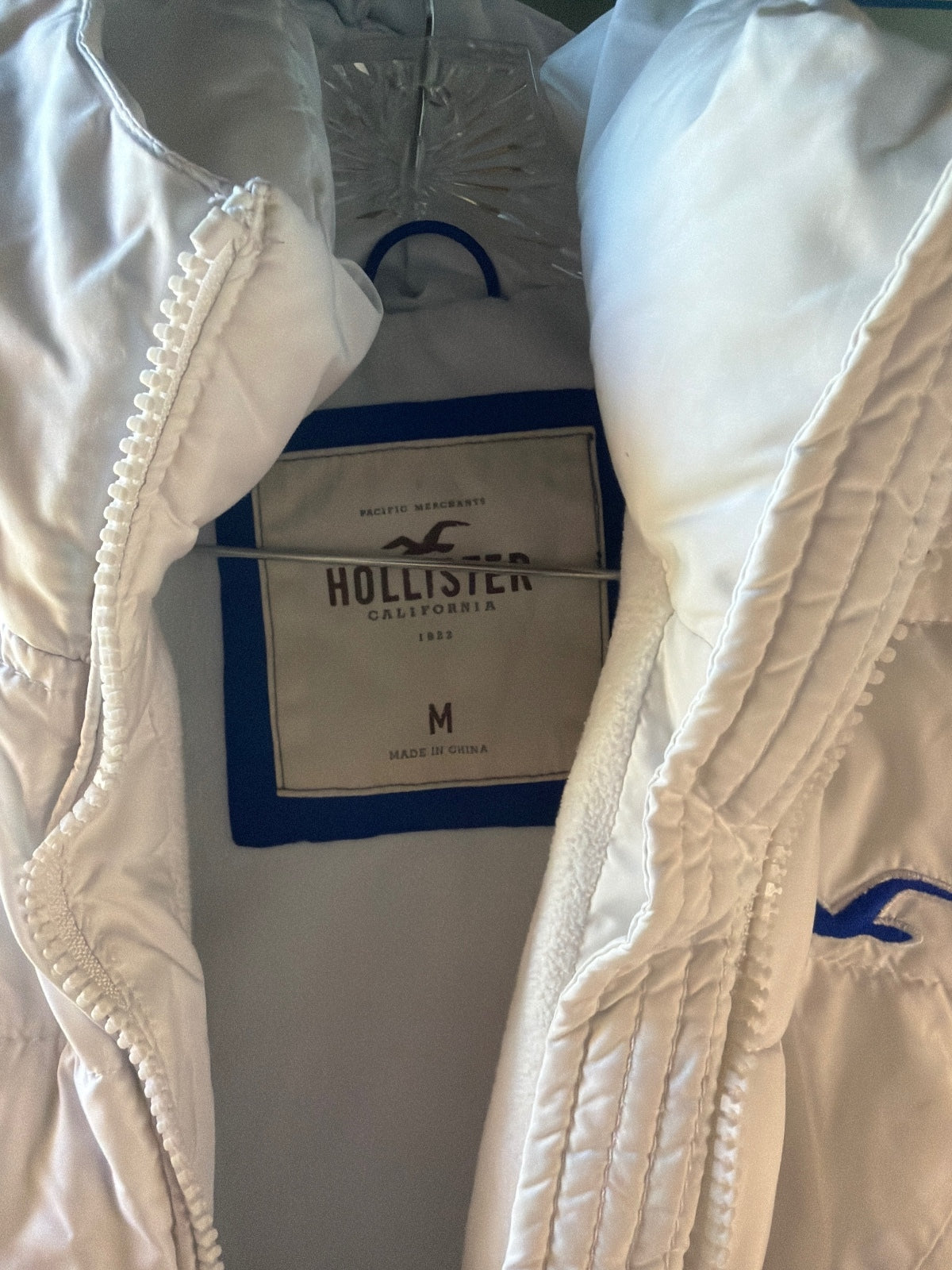 Hollister Women's White Quilted Puffer Jacket with Hood, Size M
