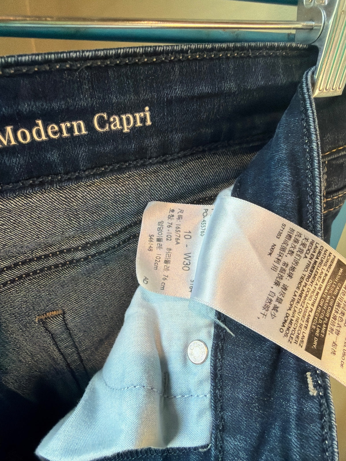 Signature Modern Capri Jeans by Levi Strauss & Co. in Dark Blue Denim, Size W30